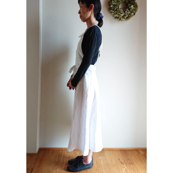 リネンの襟付きエプロンピ(ホワイト)巻きスカートタイプ 2枚目の画像