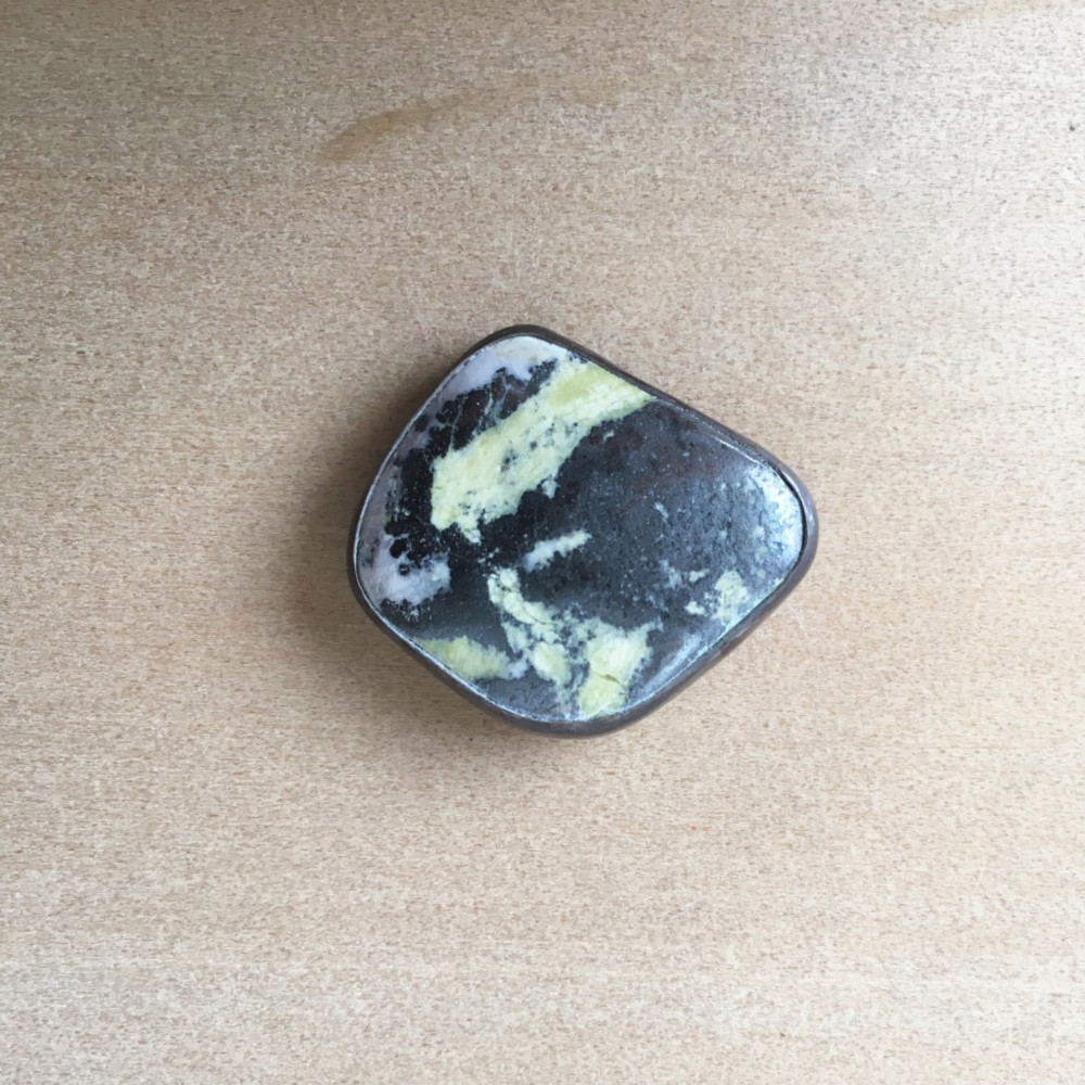 THE EARTH ブローチ/ 蛇紋石 small