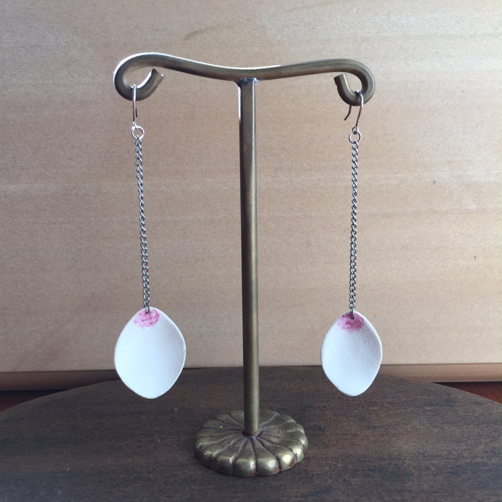 花びらのピアス