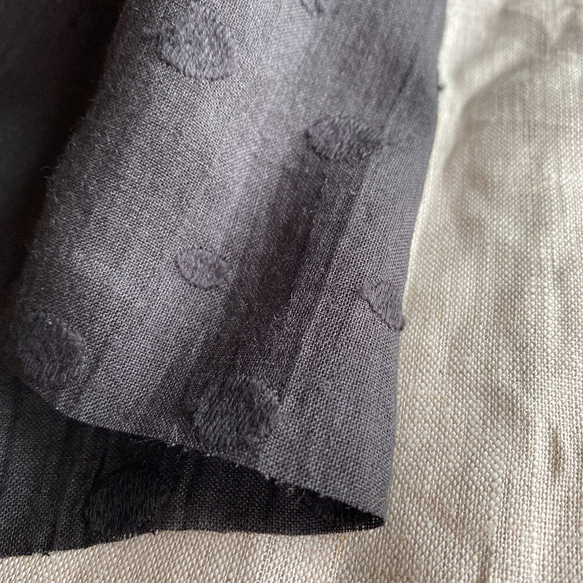 リネンドット刺繍生地 ブラック50cm〜 3枚目の画像