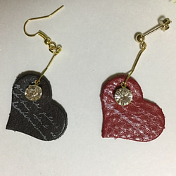 ❤️ハート形革タグ&キラキラガラスチャームのlovelyなピアス♪(イヤリングパーツへの変更可)❤️秋冬カラー❤️ 2枚目の画像