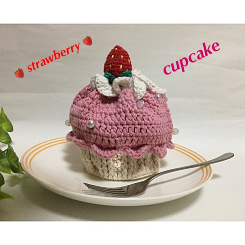 ストロベリーカップケーキの巾着苺のミニ編みぐるみストラップ