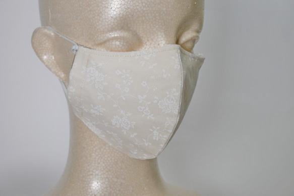 大人用　立体マスク　ホワイトベージュ　レース調花柄　(綿100％　裏地ガーゼ) 3枚目の画像