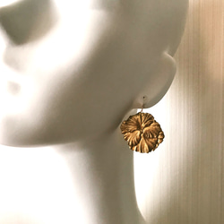 【14kgf】【金属アレルギー対応】ヴィンテージ ゴールドメタル お花と一粒スワロフスキーのピアス 3枚目の画像