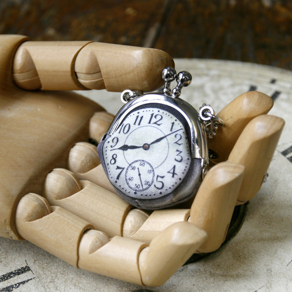 【送料無料・即納】時計がま口ミニ　大きな歯車のネックレス 　アラビア数字銀時計 3枚目の画像