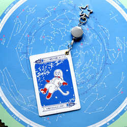 リール付きパスケース『なんと三角　無重力』宇宙を旅する白猫マイカシリーズ 1枚目の画像