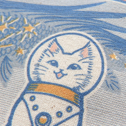 サコッシュ生成り『白猫印の宇宙食　おさかな味』宇宙を旅する白猫マイカシリーズ 4枚目の画像