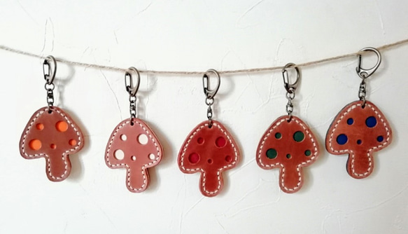 【大量】きのこグッズ　置物、アクセサリー、キーホルダーなど100点以上まとめ 大量】きのこグッズ 置物、アクセサリー、キーホルダーなど100点