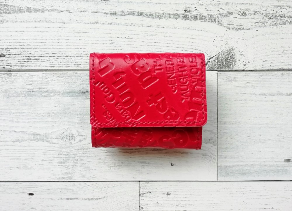 【送料無料】ミニ３つ折り財布（英字型押しレッド） 手のひらサイズ 革小物 小銭入れ レザークラフト レザーウォレット