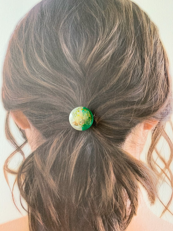 柔軟的靜電和綠色的頭髮彈性 第6張的照片