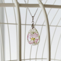將真正的櫻花（京王櫻花）和蕾絲花朵包裹起來的滴樹脂項鍊（吊墜） 第2張的照片