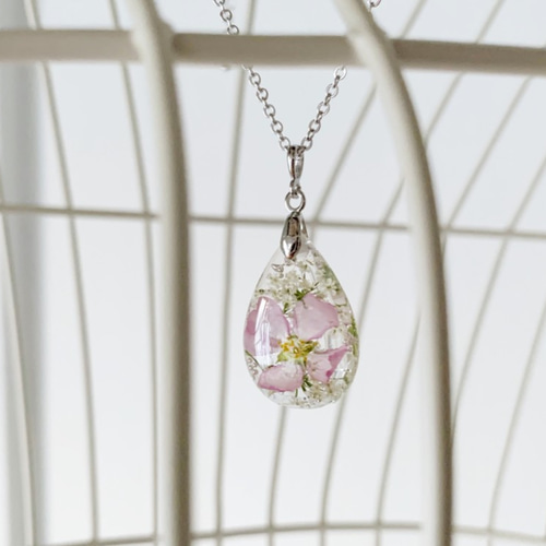 本物の桜(啓翁桜)とレースフラワーを閉じ込めたドロップ 本物の桜(啓翁桜)とレースフラワーを閉じ込めたドロップ