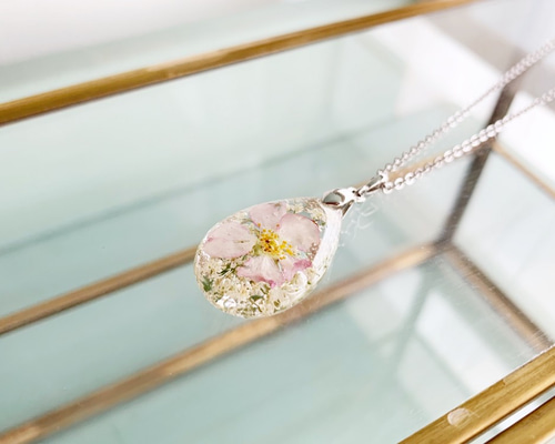 本物の桜（啓翁桜）とレースフラワーを閉じ込めたドロップ・レジン