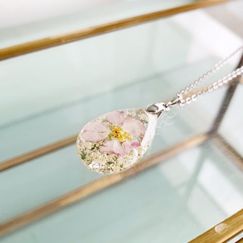5780円 押し花を閉じ込めた可憐なフラワーレジンネックレス