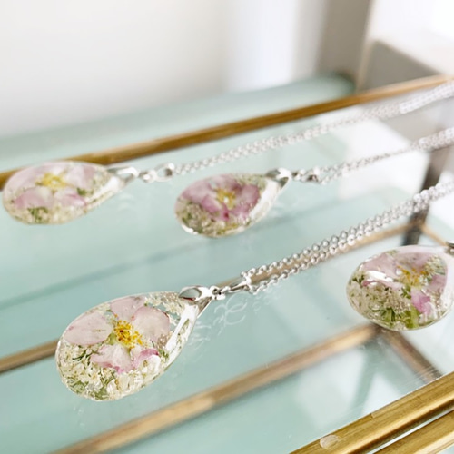 本物の桜（啓翁桜）とレースフラワーを閉じ込めたドロップ