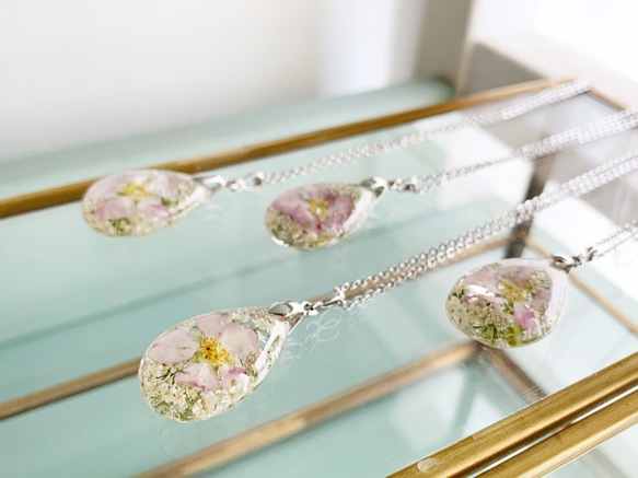 將真正的櫻花（京王櫻花）和蕾絲花朵包裹起來的滴樹脂項鍊（吊墜） 第4張的照片