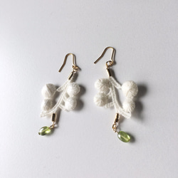 [Birthstone of August] White cotton branch with Peridot 第4張的照片