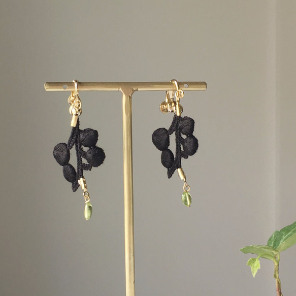 [Birthstone of August] Black cotton branch with Peridot 第2張的照片