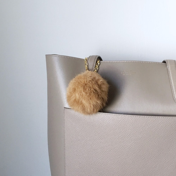 [Bag charm] Brown Real Rabbit Fur with a bird charm bringing 第1張的照片