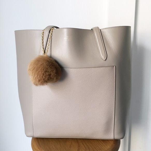 [Bag charm] Brown Fur with a horse shoe charm 第5張的照片