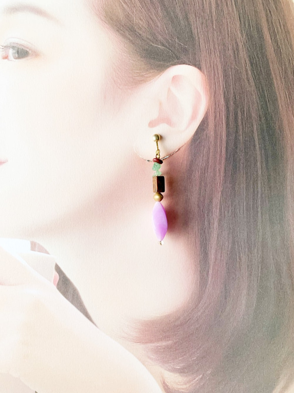 大理石色調的紫色混合耳環/穿孔 第3張的照片