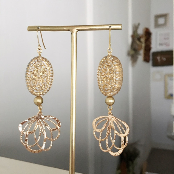 Gold parts mix earrings 2枚目の画像