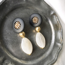 復古鈕扣和柔和的白色珠子耳環 第2張的照片