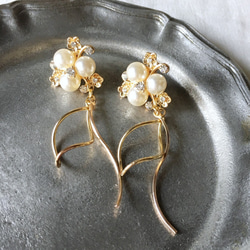 Gold pearl flower with waving earrings 1枚目の画像