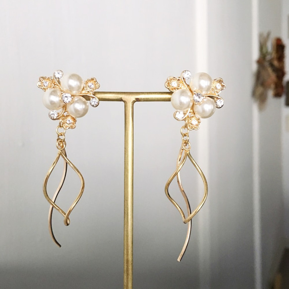 Gold pearl flower with waving earrings 2枚目の画像