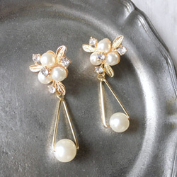 Gold pearl flower with triangle earrings 1枚目の画像