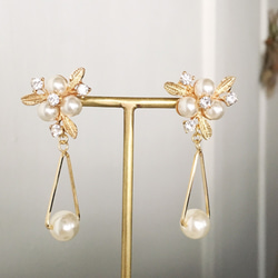 Gold pearl flower with triangle earrings 2枚目の画像