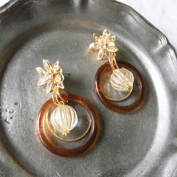 Gold flower with  tortoiseshell earrings 2枚目の画像