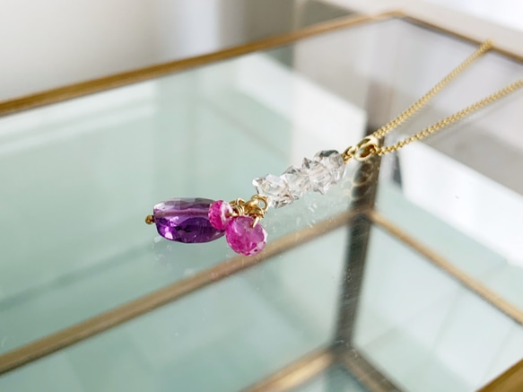 粗糙的 Herkimer 鑽石和二月生日石“紫水晶”和七月生日石“紅寶石”項鍊 第2張的照片