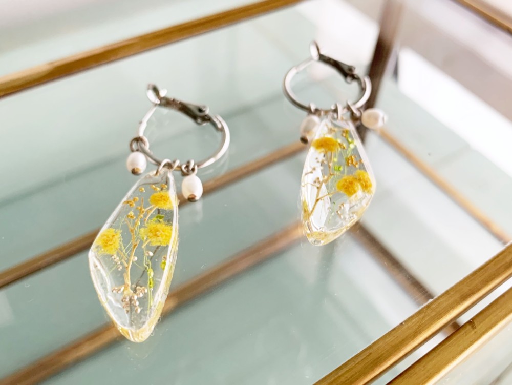 感謝とやさしさを、耳元に重ねて。ミモザと淡水パールがそっと寄り添うフープピアス【6月の誕生石】