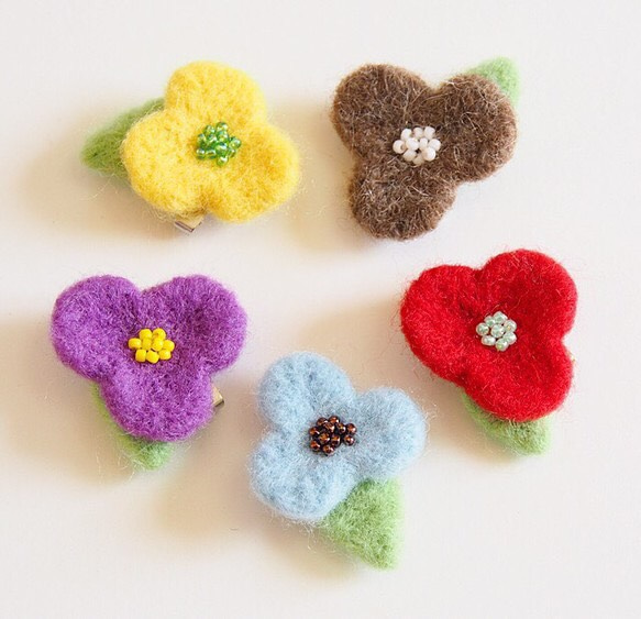 羊毛フェルトのお花ブローチ ブローチ きむらゆかり 通販
