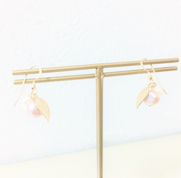 [數量有限！ ] 14kgf黃金珍珠葉珍珠（鉤形耳環）粉紅色×白色 第2張的照片