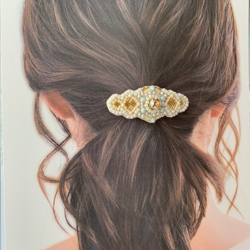 スワロフスキーとビーズ刺繍のバレッタ ホワイトゴールド系 スワロフスキーとビーズ刺繍のバレッタ ホワイトゴールド系