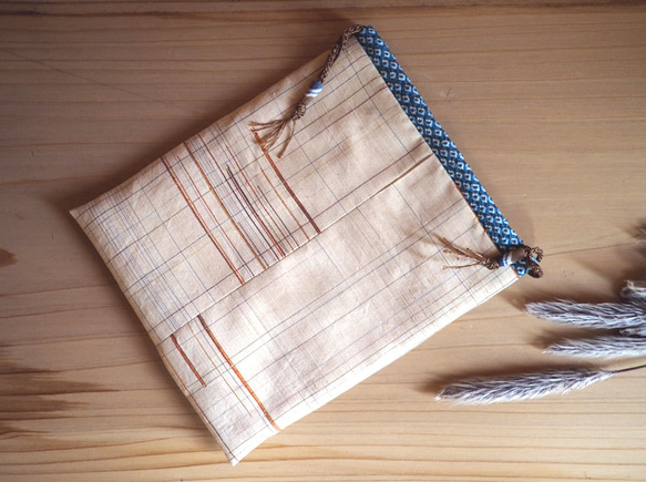 卵色の紬にアフリカのサンドビーズの巾着-着物地（古布）から 1枚目の画像