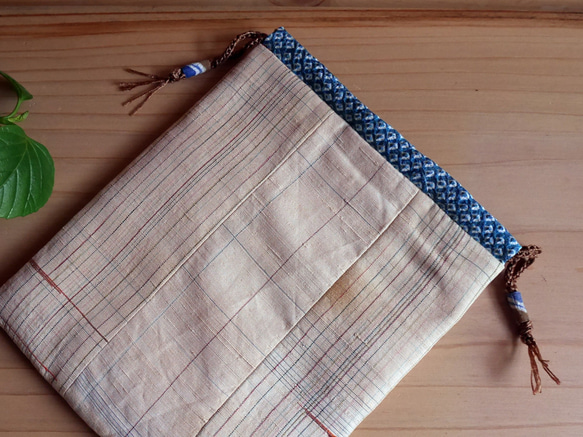 卵色の紬にアフリカのサンドビーズの巾着-着物地（古布）から 2枚目の画像