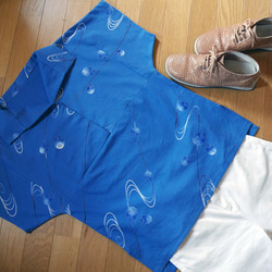 ブルーに流水と団扇のかぶりTブラウス【受注生産】-綿絽の浴衣（古布）から 3枚目の画像