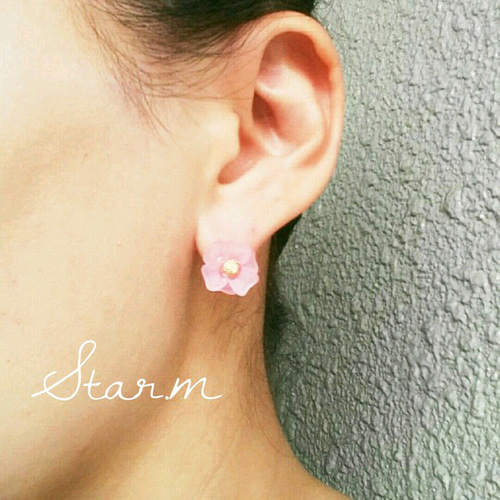 すりガラス風 ブルーフラワーピアスバックキャッチパール ピアス 