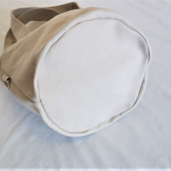 再販・ライトグレー帆布バケツ型トートバッグ・ポケット・巾着付き 3枚目の画像