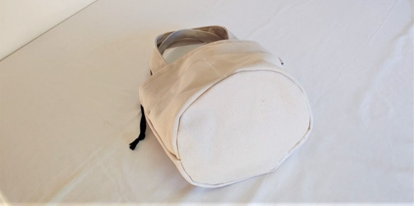 ライトグレー帆布バケツ型トートバッグ・ポケット・巾着付き 3枚目の画像