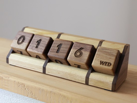 木質骰子形萬年曆：胡桃木（字母） 第1張的照片