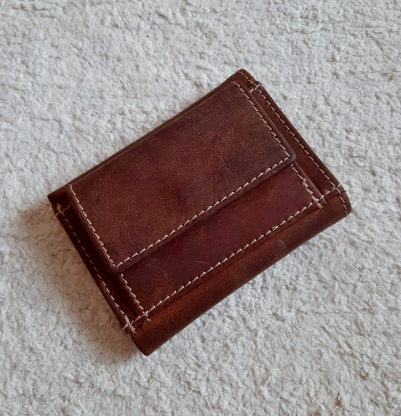 コンパクトな牛革・ブラウンの3折り財布 1枚目の画像