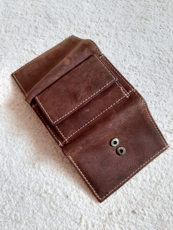 コンパクトな牛革・ブラウンの3折り財布 5枚目の画像