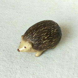 ハンドメイド　ハリネズミ　ハリネズミに落ち葉 セレナイト　ペイント　置物 ハンドメイド ハリネズミ ハリネズミに落ち葉 セレナイト