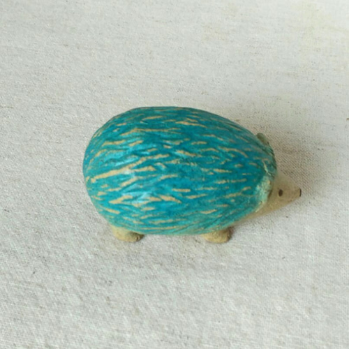 ハンドメイド　ハリネズミ　ハリネズミに落ち葉 セレナイト　ペイント　置物 ハリネズミさん リアル舌チロタイプ - yucoco cafe | minne 国内