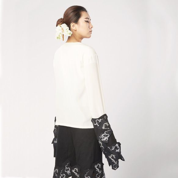Two-tone crepe de chine top with dragon removable sleeves 3枚目の画像
