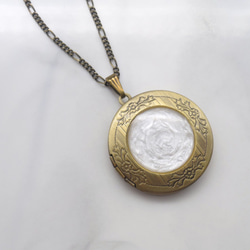 白色相盒項鍊 • 樹脂項鍊 • White Locket Necklace • Resin Jewelry • t5o 第1張的照片